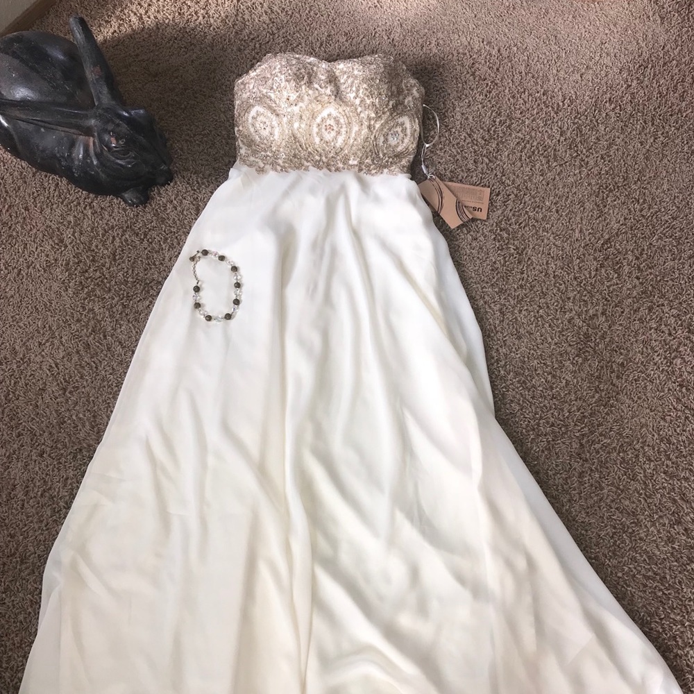 Gorgeous Ivory & Gold Formal Size 4